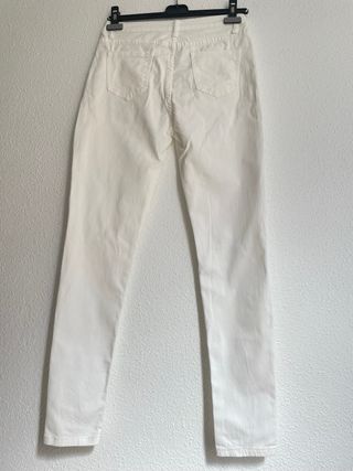 Pantalones pitillo blancos elásticos
