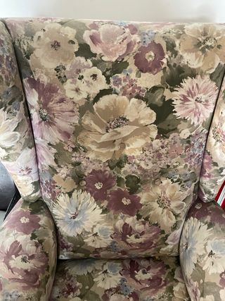 Sillón orejero floral multicolor