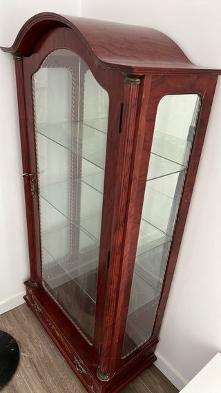 Armario vitrina de madera y cristal