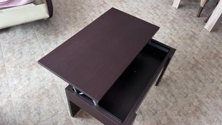 Mesa de madera elevable.