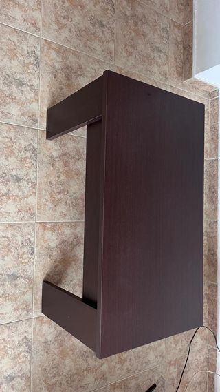 Mesa de madera elevable.