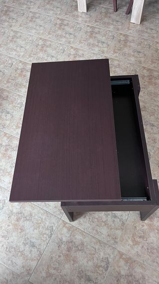 Mesa de madera elevable.