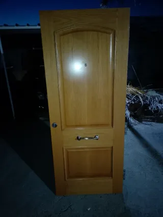 Puerta de entrada madera roble. Completa con marco