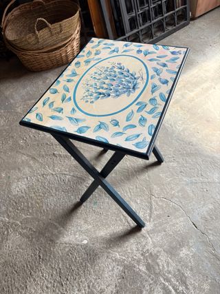 Mesa auxiliar decorada flores azul y beige