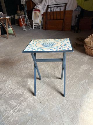 Mesa auxiliar decorada flores azul y beige
