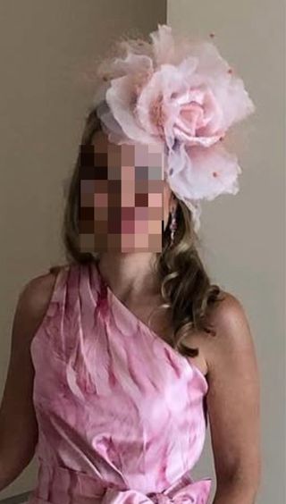 Precioso tocado invitada rosa con diadema