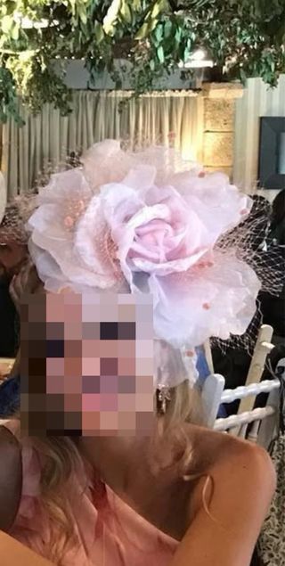 Precioso tocado invitada rosa con diadema