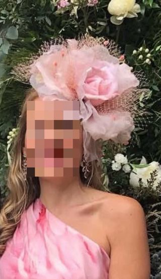 Precioso tocado invitada rosa con diadema
