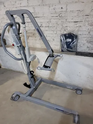 Grua de bipedestación con arnés.