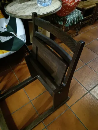 Pupitre de madera oscuro sólo hoy