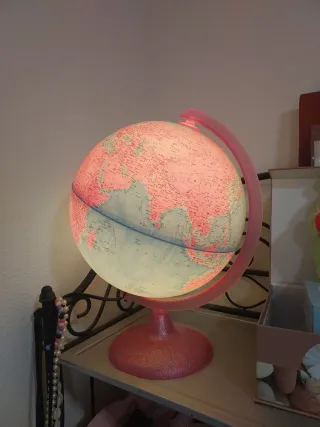 Globo terráqueo rosa con luz
