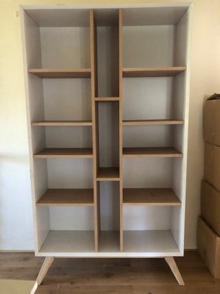 Librería Kave Home madera y blanco