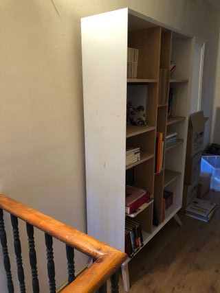 Librería Kave Home madera y blanco