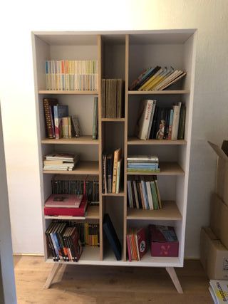 Librería Kave Home madera y blanco