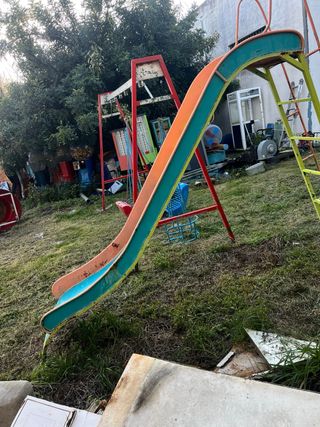 Tobogán infantil amarillo y azul