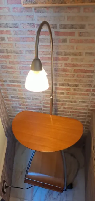 Lámpara de pie con mesa