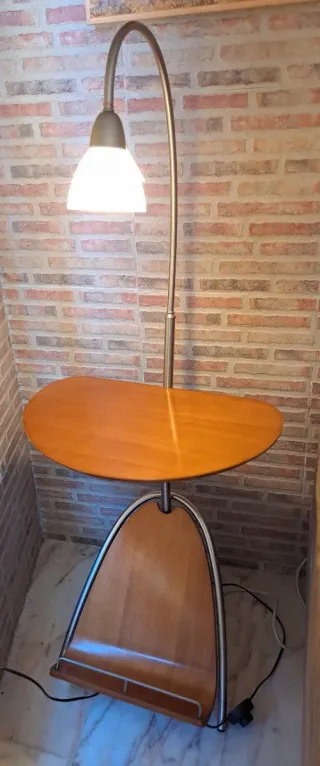 Lámpara de pie con mesa