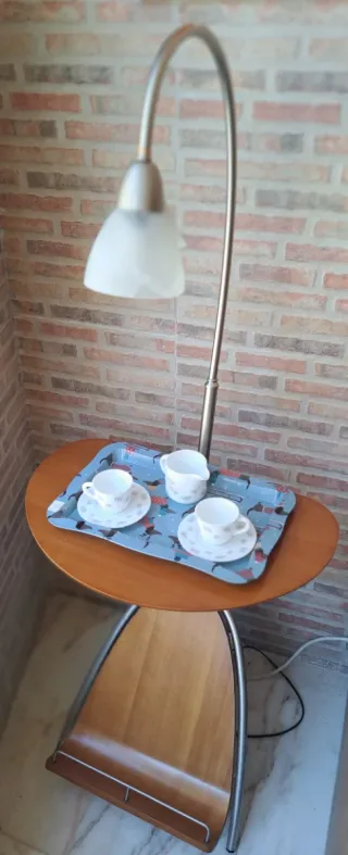 Lámpara de pie con mesa