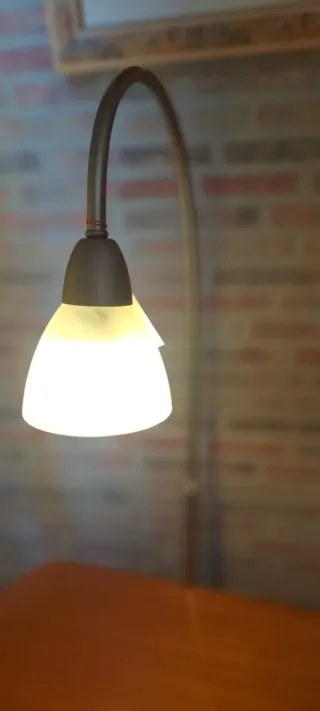 Lámpara de pie con mesa