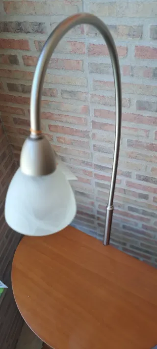 Lámpara de pie con mesa