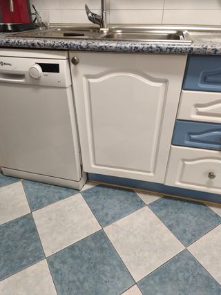 Muebles de cocina azul y blanco