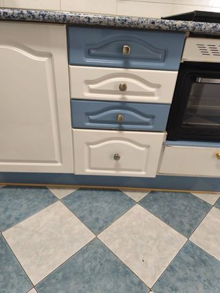 Muebles de cocina azul y blanco