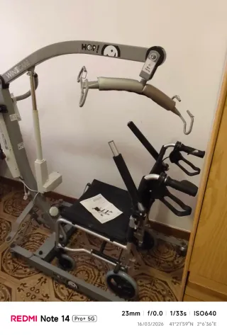 Grúa eléctrica con silla de ruedas