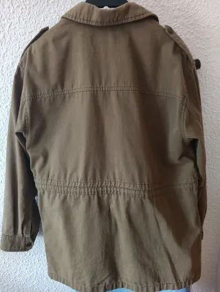 Parka verde militar con parche