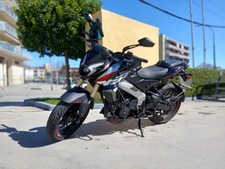 Moto bajaj 400 con negra con rojo