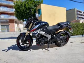 Moto bajaj 400 con negra con rojo