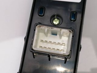 MANDO ELEVALUNAS DELANTERO DERECHO KIA SPORTAGE 568186