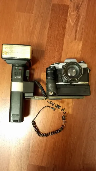 Cámara Minolta X300 con flash Metz