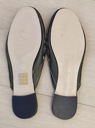 Sandalias verdes con abalorios. Talla 36