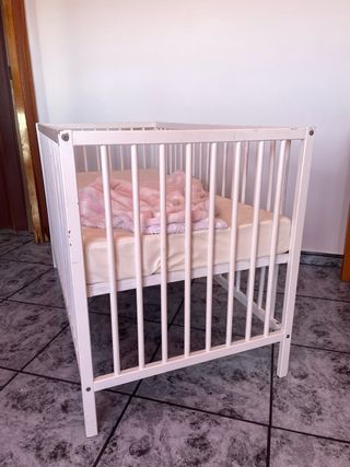Cuna clásica de madera blanca