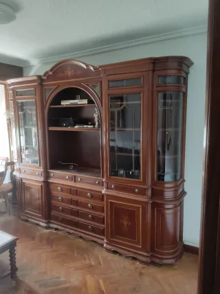 Mueble de salón con vitrina y cajones