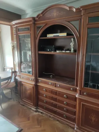 Mueble de salón con vitrina y cajones