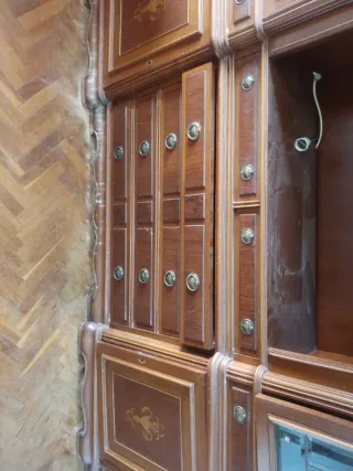 Mueble de salón con vitrina y cajones