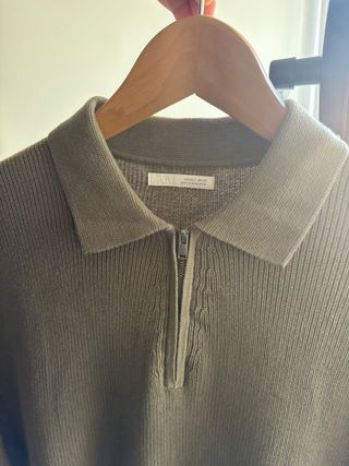 Camiseta verde oliva con cremallera