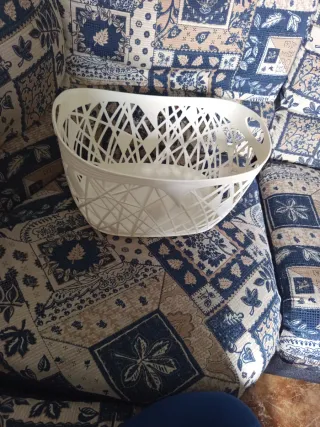 Cesta de plástico blanca con diseño calado
