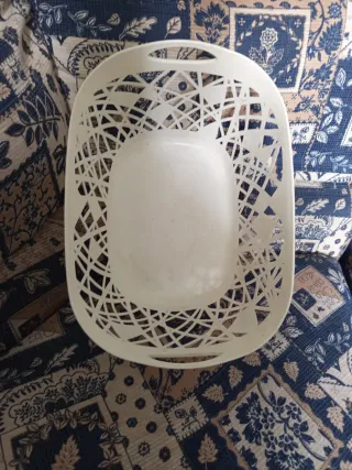 Cesta de plástico blanca con diseño calado