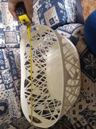 Cesta de plástico blanca con diseño calado