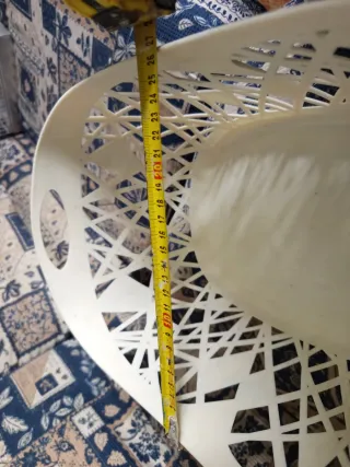 Cesta de plástico blanca con diseño calado