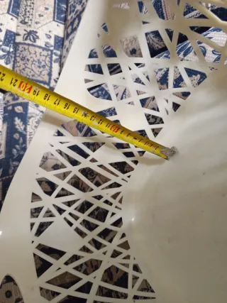 Cesta de plástico blanca con diseño calado