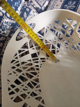 Cesta de plástico blanca con diseño calado