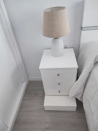 Cabezal blanco lacado y mesitas