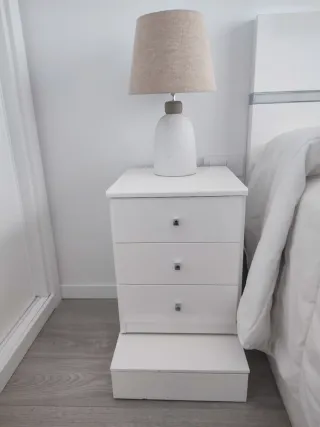 Cabezal blanco lacado y mesitas