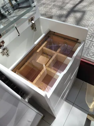 Tocador blanco con espejo y cajones