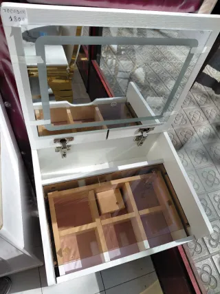 Tocador blanco con espejo y cajones