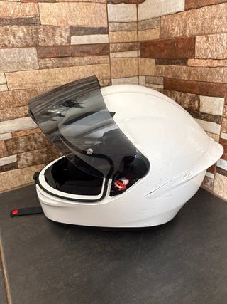 Casco de moto blanco con visera