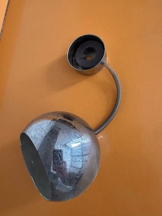 Lámpara de mesa antigua metálica